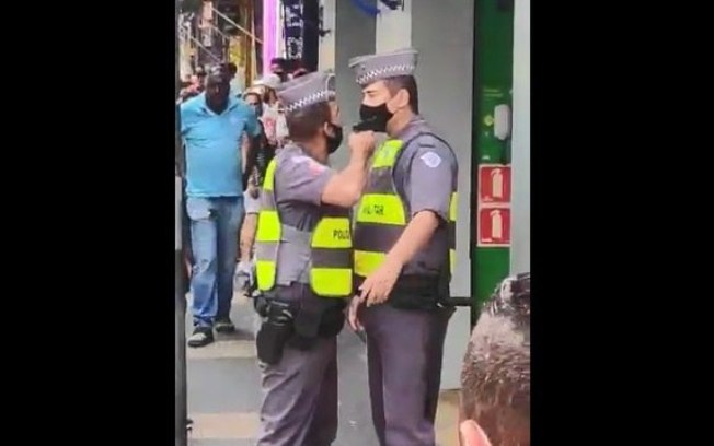 Policial aponta arma para o rosto de outro PM no centro de SP; veja o vídeo