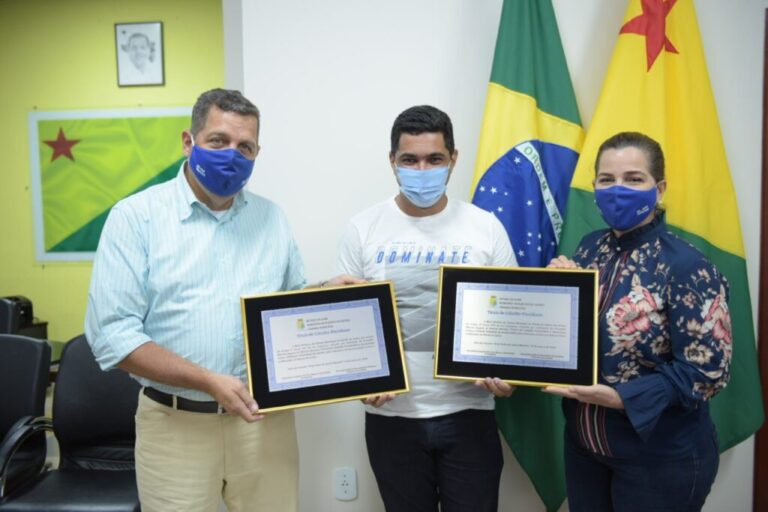 Vereadores de Plácido de Castro entregam título de cidadão ao vice-governador Major Rocha