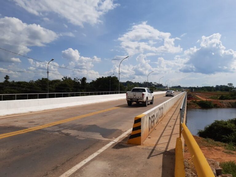 Universitários comemoram travessia segura em ponte nova sobre o rio Urupá, em Ji-Paraná