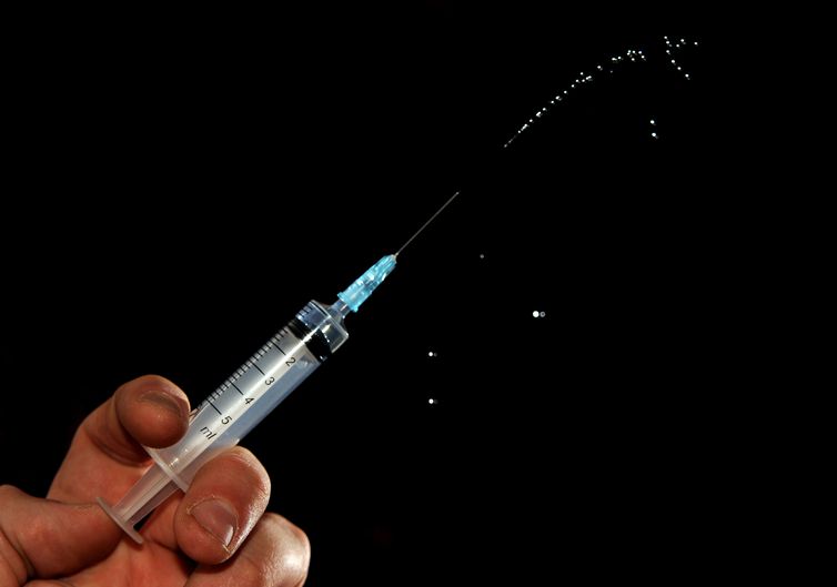 Rússia começa a vacinar principais grupos de risco contra covid-19