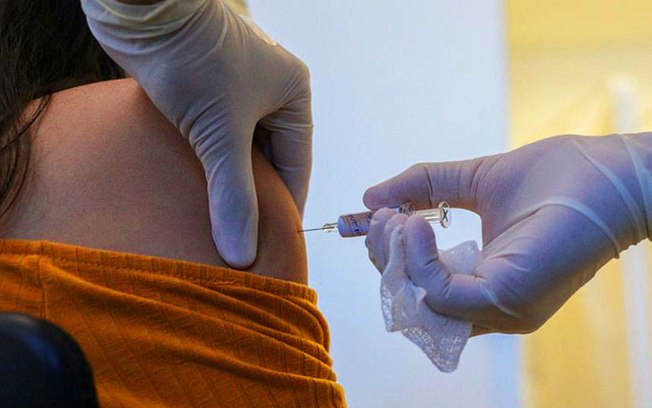 Vacinação na Rússia começa com assistentes sociais, médicos e professores