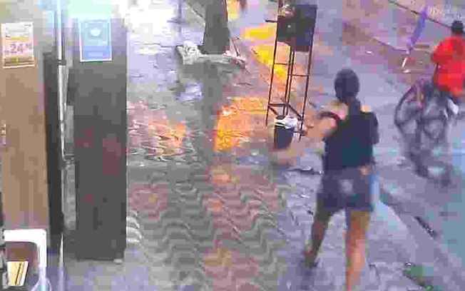 Mulher derruba ladrão com guarda-chuva e recupera celular em SP; veja o vídeo