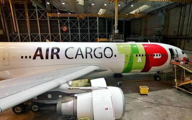 Airbus A330 da TAP flagrado com novo adesivo para operaes cargueiras