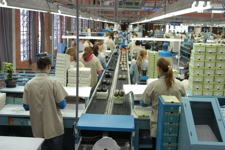 Atividade industrial mantém crescimento em outubro