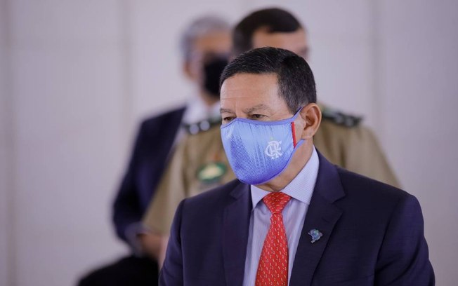 “São três moleques”, diz Mourão sobre Flávio, Carlos e Eduardo Bolsonaro
