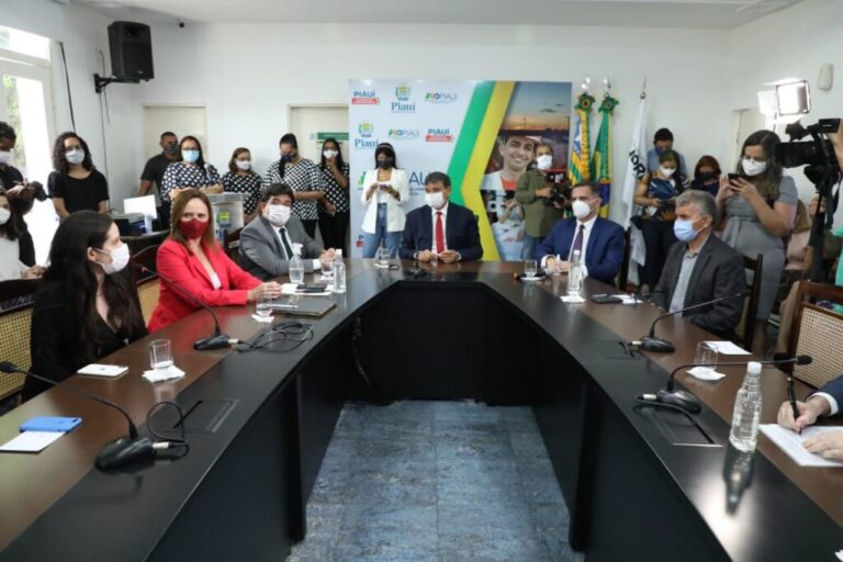 Governador Wellington Dias assina contratos da PPP das Miniusinas de Energia Solar