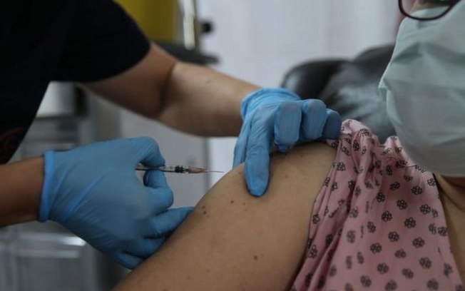 Brasileira é uma das primeiras na fila para vacina contra Covid-19 na Inglaterra