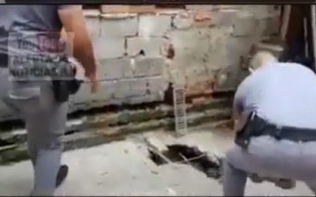 Vídeo: PM quebra o chão para resgatar idoso que ficou dois dias preso no esgoto