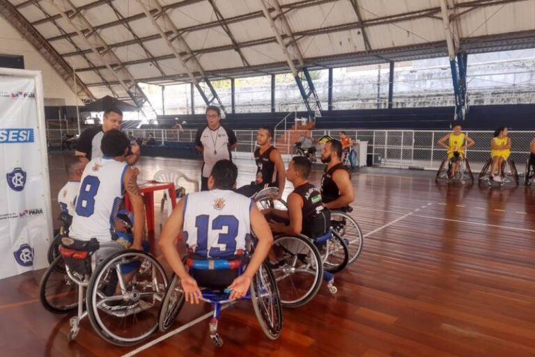 Atletas fazem final de competição de basquete em cadeira de rodas