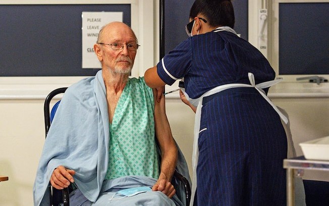 William Shakespeare, idoso de 81 anos, é o segundo a ser vacinado no Reino Unido