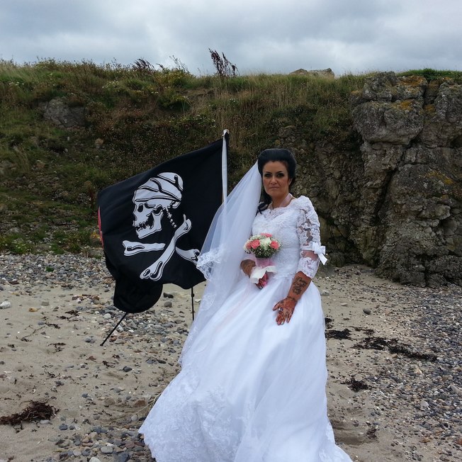 Mulher, que se casou com fantasma de pirata, se divorcia após ser “usada”