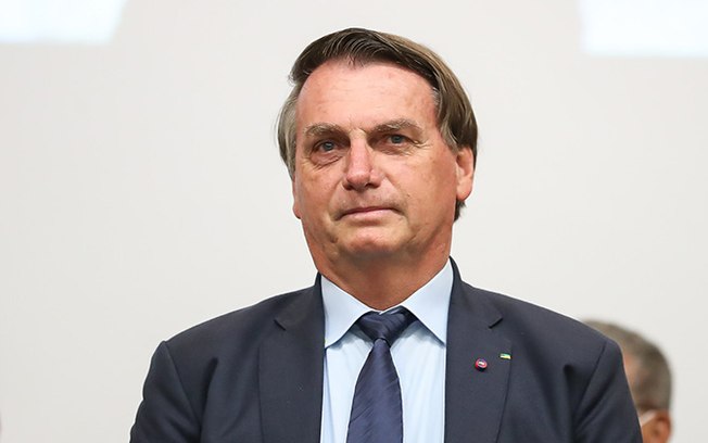 “Ninguém fala de vacina comigo sem passar antes pelo Pazuello”, diz Bolsonaro