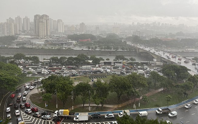 São Paulo registra alagamentos e linha de trem fica parcialmente paralisada