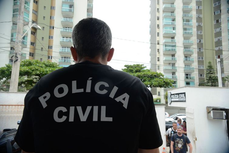 Polícia faz ação contra suspeitos de violência doméstica no Rio