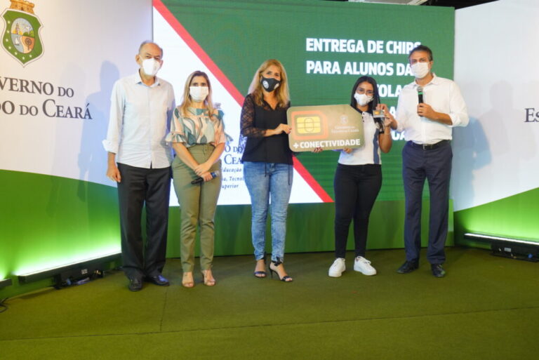 Alunos de escolas e universidades estaduais começam a receber do Governo do Ceará chips com internet