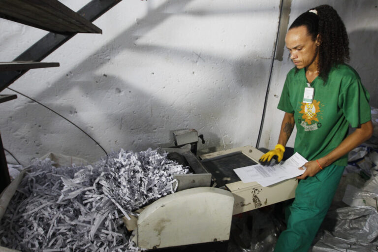 Setre entrega equipamentos para cooperativas de catadores de materiais recicláveis