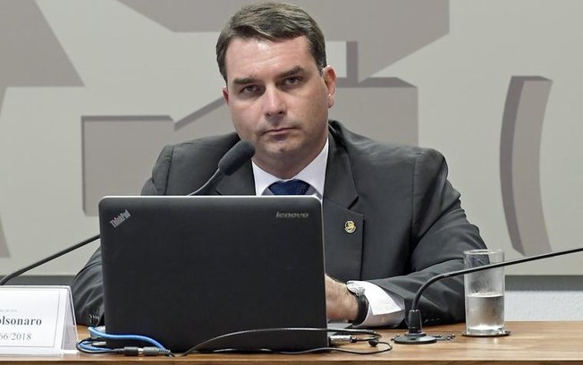 Flávio Bolsonaro: funcionários fantasmas receberam R$651 mil em vale-alimentação