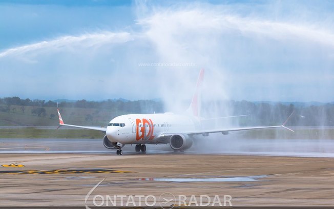 Boeing 737 MAX retona voos regulares no Brasil com direito a batismo