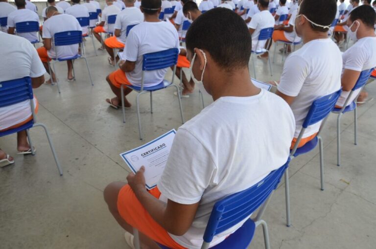 Unidade Sobreira Amorim certifica mais 100 internos em três cursos do Senai
