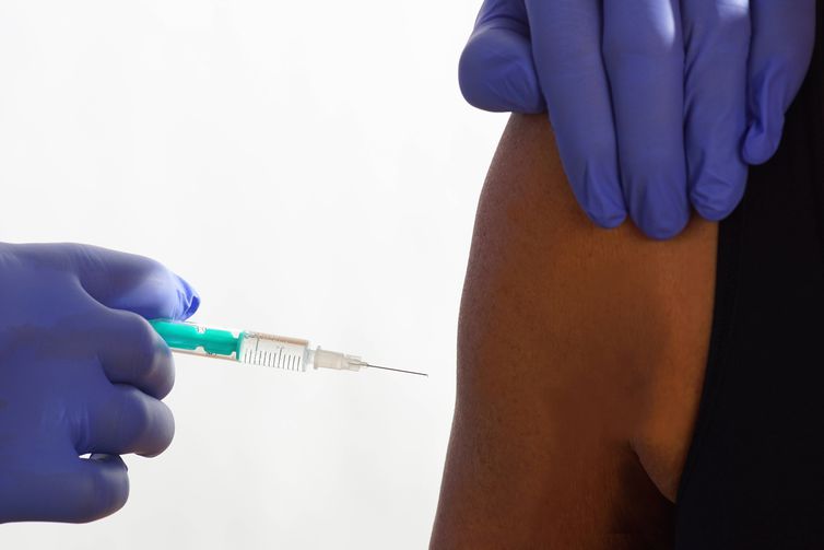 Senado aprova sessão para ouvir governo e laboratórios sobre vacinação
