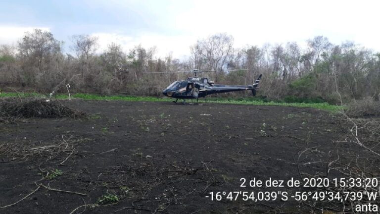 Helicóptero ajuda na distribuição de alimentos nas regiões mais distantes do Pantanal