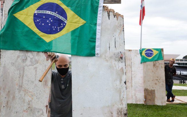 ONG protesta contra o fim do auxílio emergencial em frente ao Congresso