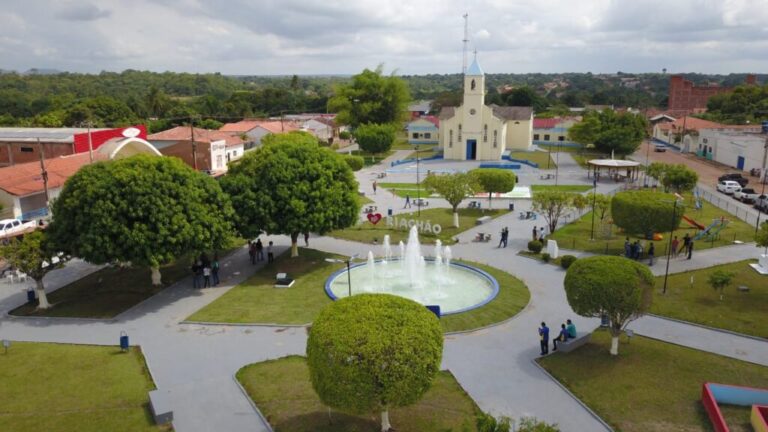 Revitalizada, Praça da Matriz em Riachão ganha parque infantil, fonte luminosa e academia