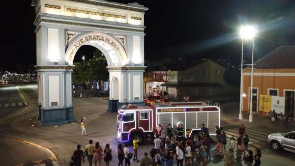 Bombeiros customizam viatura e percorrem ruas de Sobral em alusão ao Natal