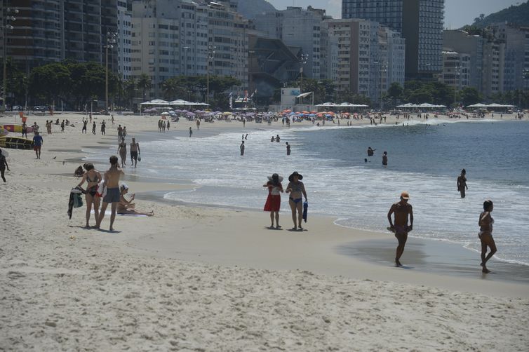 Prefeitura do Rio veta piscinas, mas mantém uso das praias