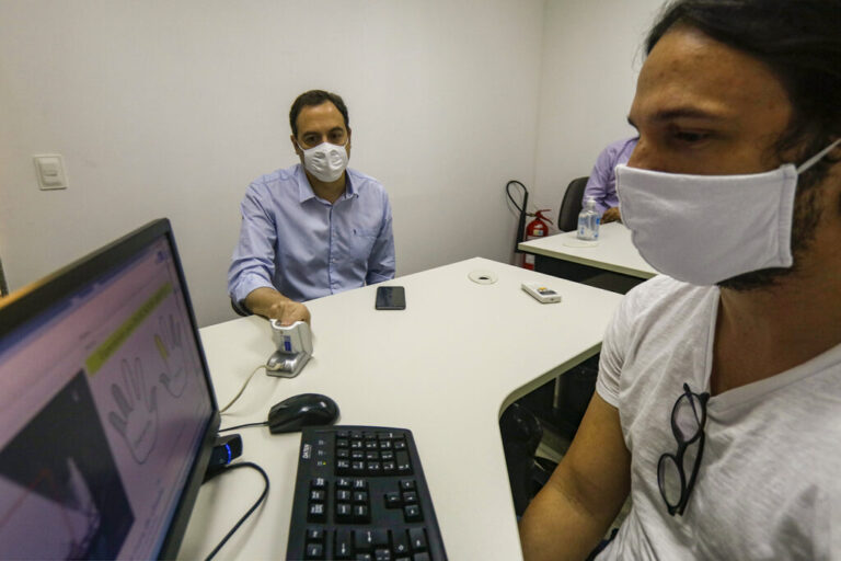 Paulo Câmara realiza Certificação Digital da Cepe