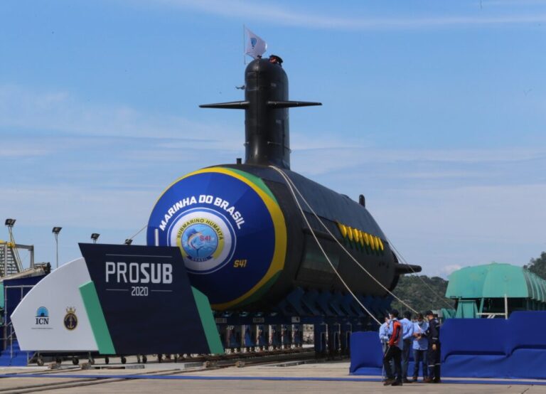 Governador em exercício e presidente da República participam de lançamento de submarino Humaitá