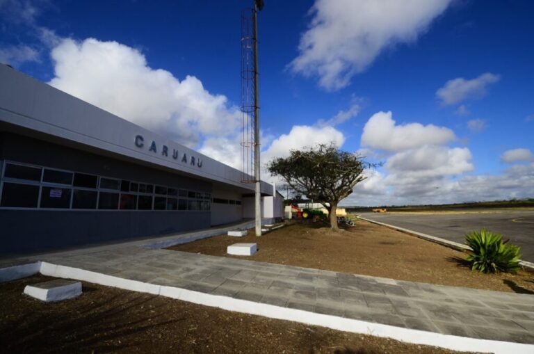Aeroportos de Caruaru e Serra Talhada receberam mais de 1.400 passageiros no primeiro mês de operação