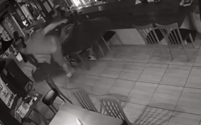 Homem é agredido e acusado de estar com Covid-19 após tossir em restaurante