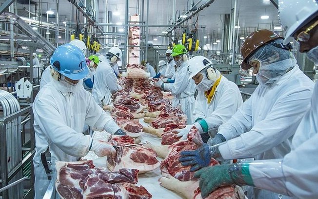 China suspende importação de alimentos congelados de 2 frigoríficos brasileiros