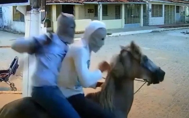 Bandidos armados assaltam mercearia a cavalo; veja o vídeo