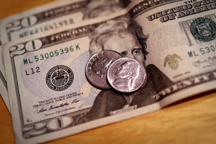 Dólar fecha em leve alta, mas acumula queda de 5,6% no mês