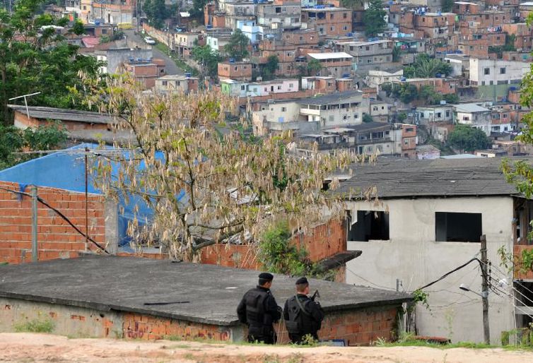 Jovens de comunidades se juntam para combater impacto da covid-19 
