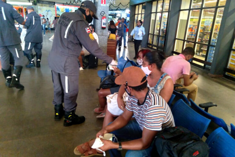 Corpo de Bombeiros distribui 4 mil máscaras no Terminal Rodoviário de Salvador