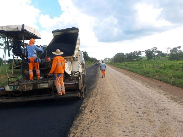 Equipe do DER trabalha para finalizar asfaltamento na rodovia 470, em Vale do Paraíso