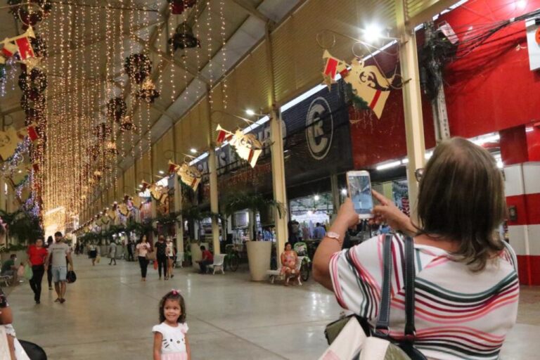 Decoração natalina no Calçadão de Imperatriz oferece leveza às compras