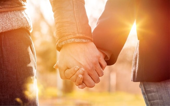Como a maneira de dar as mãos revela sobre o seu relacionamento