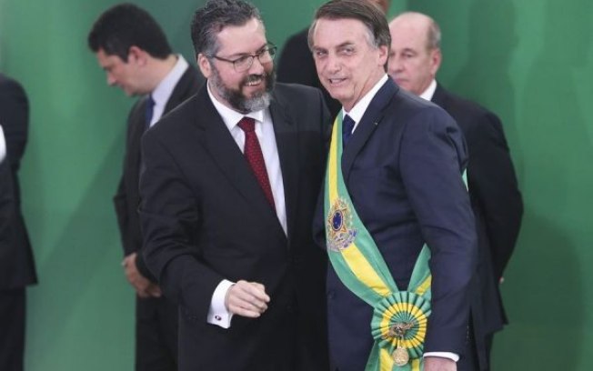 Bolsonaro garante que Ernesto Araújo não será demitido em reforma ministerial