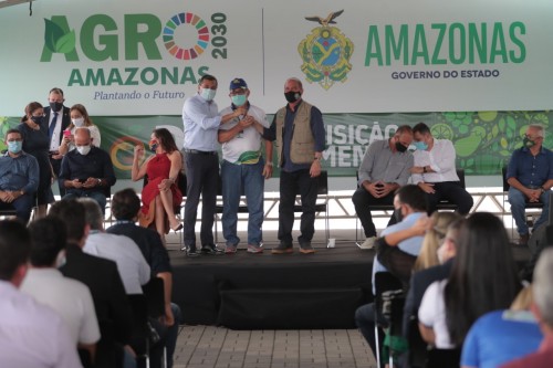 Wilson Lima e ministro Onyx Lorenzoni entregam caminhões a agricultores, durante lançamento do Agro Amazonas
