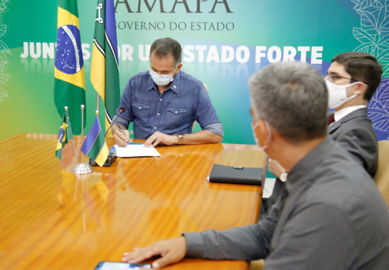 Waldez sanciona lei que autoriza Governo do Estado pagar a conta de água dos amapaenses em dezembro