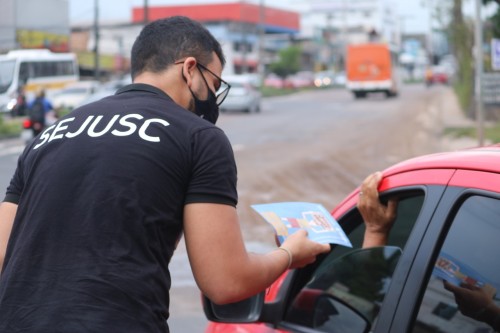 Sejusc realiza campanha ‘A sua moedinha me prende aqui’ nos semáforos de Manaus