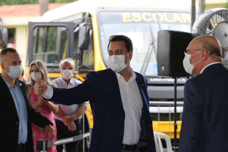 Governo entrega 45 ônibus escolares para comunidades rurais do Paraná