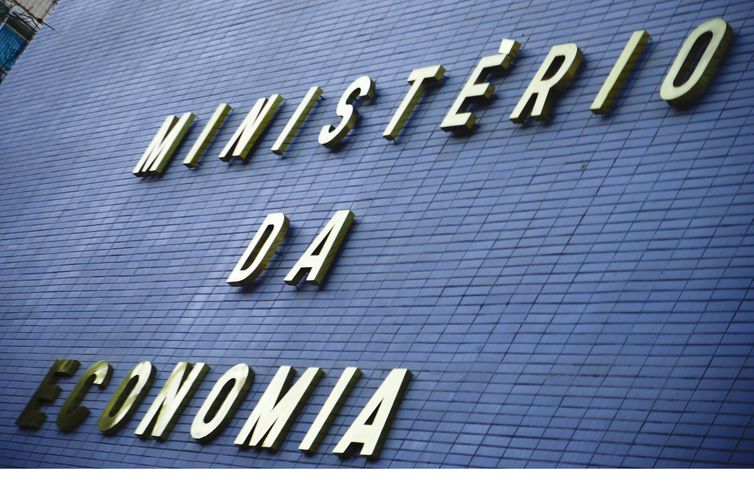 Governo propõe meta de déficit primário de R$ 247 bi para 2021