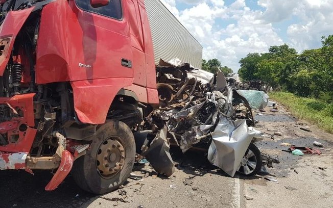 Acidente entre caminhão, ônibus e caminhonete mata 4 pessoas em cidade de Goiás