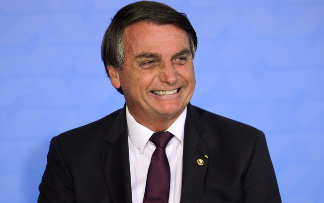 Bolsonaro diz que cheques depositados por Queiroz eram para ele, não Michelle