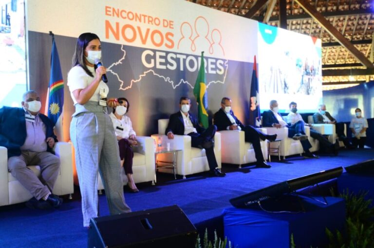 Fernandha Batista detalha as ações de infraestrutura em andamento no Estado, durante encontro da Amupe